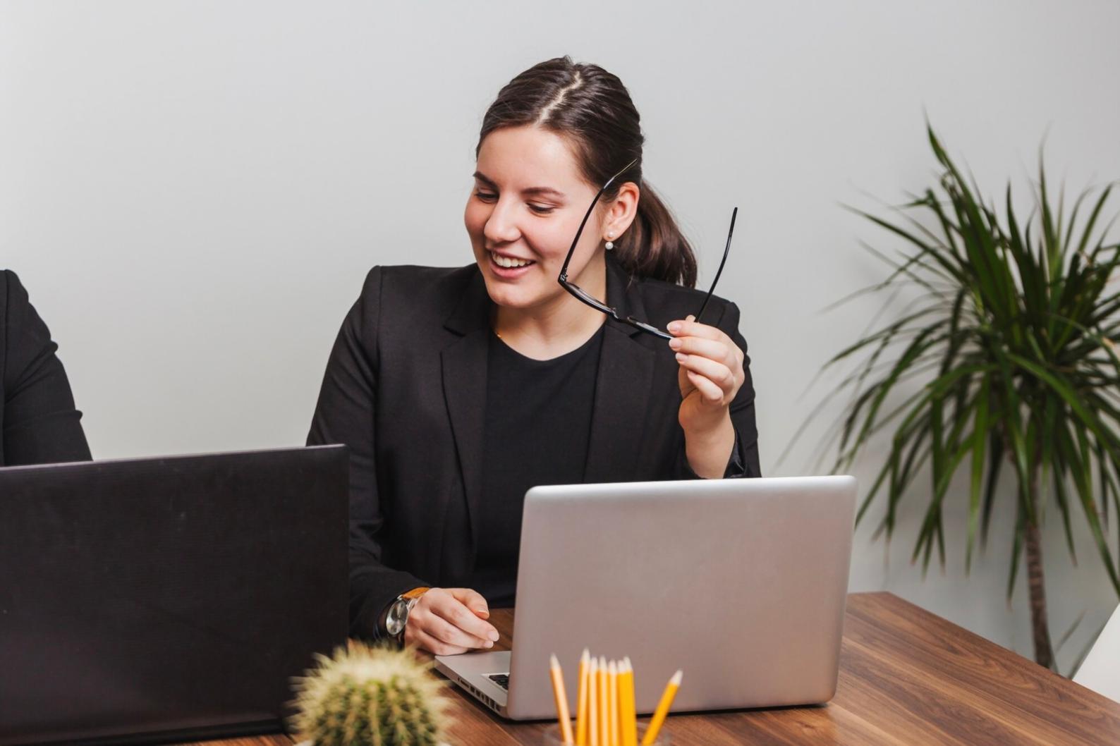 Ambiente de clase con herramientas de análisis financiero y materiales de estudio