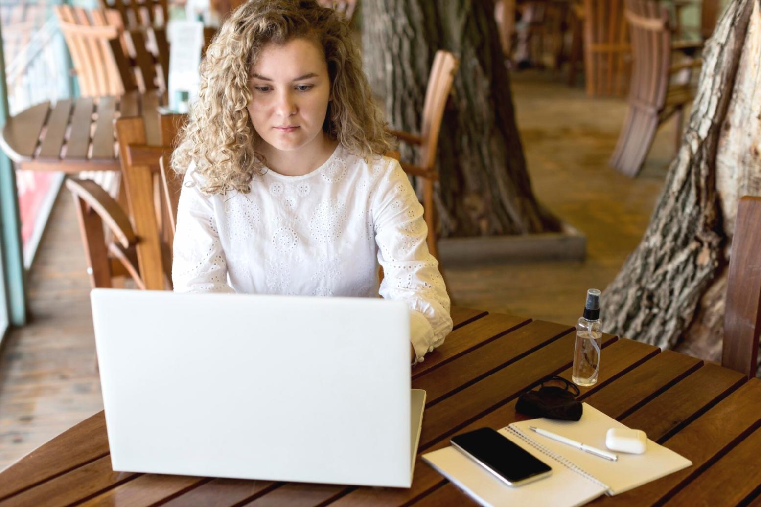 Análisis financiero profesional con gráficos y datos de mercado