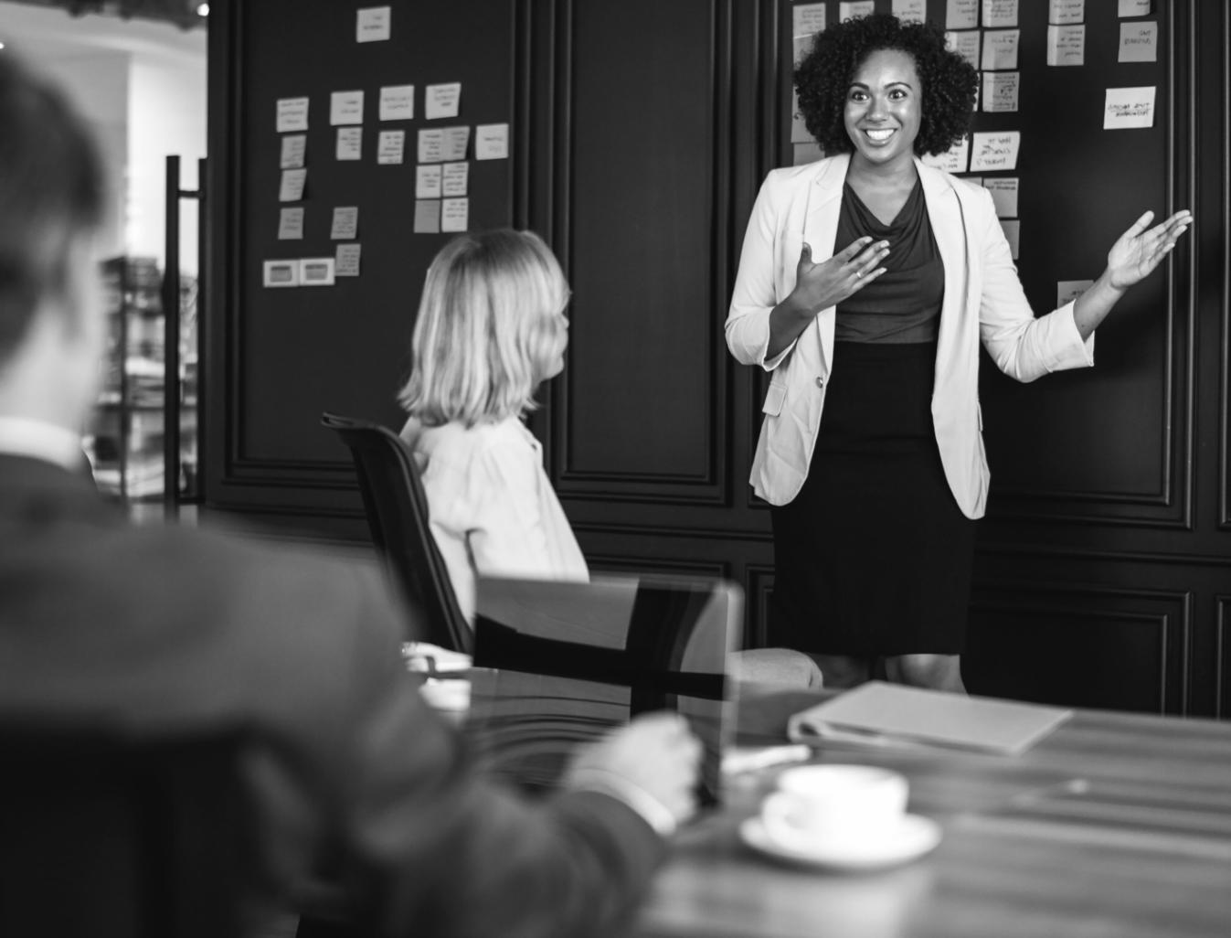 Equipo de analistas trabajando en estrategias de inversión colaborativas