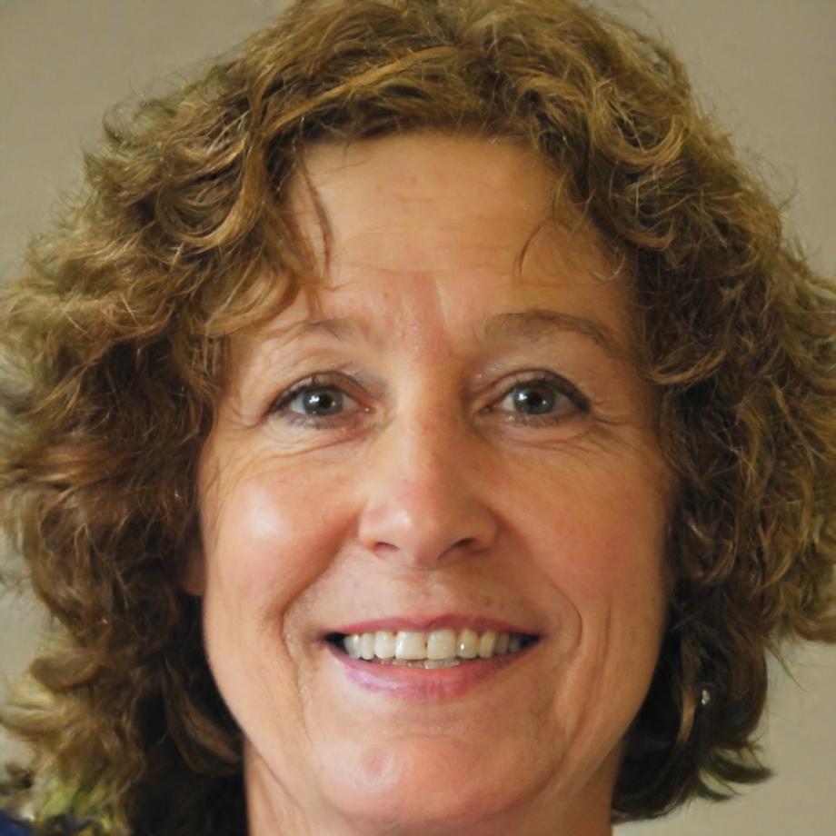 Retrato profesional de Lucía Vega, experta en gestión de riesgos financieros