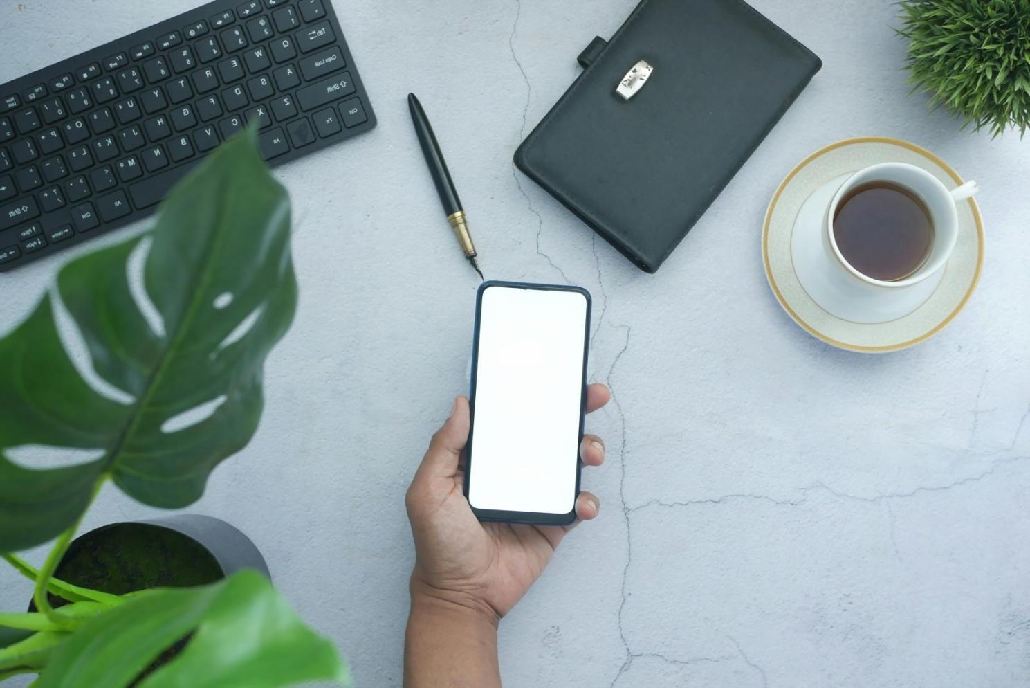 Sesión de análisis de mercado con múltiples pantallas mostrando datos financieros