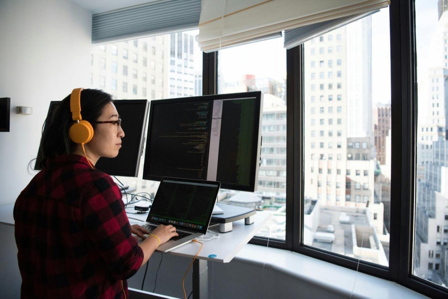 Estudiantes analizando gráficos financieros en sesión práctica del programa de formación